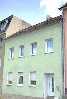 Unschlagbares Angebot! In 2010 Saniertes Einfamilienhaus mit gepflegten gepflasterten Innenhof und großem Balkon (1.OG), im Zentrum von Meerane