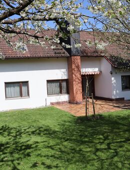 Großzügiges Einfamilienhaus mit schönem Garten und Gewerbefläche mit zwei Garagen und vier Stellplätzen - Großhabersdorf