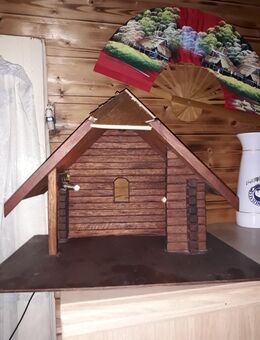 WEIHNACHTS KRIPPE aus HOLZ - Farbe Braun mit BELEUCHTUNG - und STROHDACH - sehr schön - Oberderdingen