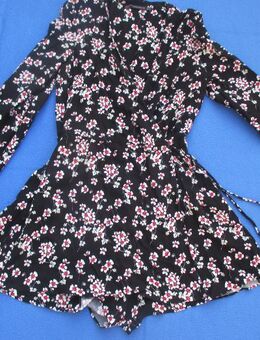 NEU * Blumen * Blüten * Flower- Power * Langarm * Wickel * Jumpsuit * Einteiler * Overall * mit kurzer Short "ZARA" Trafaluc collection * Gr. 34/ XS * schwarz * weiß * rot * - Riedlingen