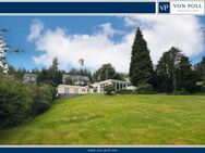 Parkähnliches Anwesen idyllisch im Grünen mit sanierungsfähigem Bungalow, 3 Garagen und Poolhaus - Schmitten