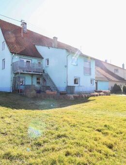 Einfamilienhaus mit zwei Wohneinheiten und Scheune - Gunningen