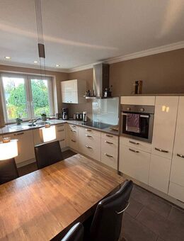 Modernisierte 3-Zimmer-Wohnung mit Loggia, hochwertiger Einbauküche und ausgebauten Dachgeschoss in bester Lage in Stuhr- Varrel zu verkaufen! - Stuhr