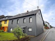 Vermietetes Dreiparteienhaus mit 5 Garagen in verkehrsberuhigter Nebenstraße von Riegelsberg - Riegelsberg