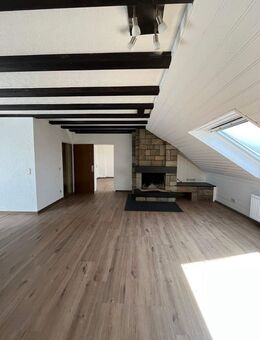 2-Zimmer Dachgeschosswohnung mit Charme in Giesenkirchen -offener Kamin- komplett renoviert - Mönchengladbach