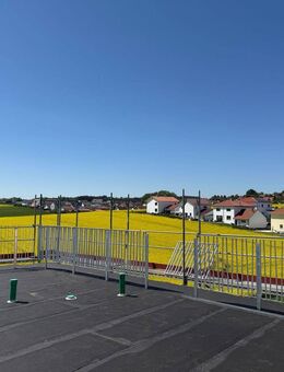 Weitblick von privater Dachterrasse. Sonnige 3 Zimmer-Wohnung mit Loggia und Dachterrasse. - Kumhausen