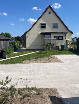 Einfamilienhaus mit großer Doppelgarage in Bruckberg - M-Pendler! - Bruckberg (Regierungsbezirk Niederbayern)