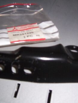 MR251220 Halter, Sitzscharnier mittig rechts, Sitz hinten Mitsubishi Carisma - Hannover Vahrenwald-List