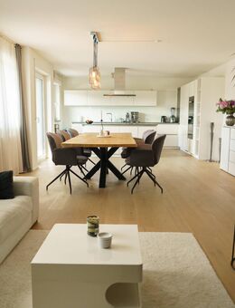 Großzügige 3,5 Zimmer-Wohnung mit Einbauküche, Balkon und Stellplatz - Nürnberg