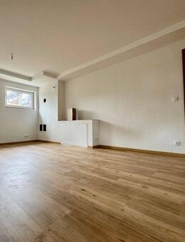 Erstbezug nach Komplettsanierung: Moderne 3-Zimmer-Souterrainwohnung mit Tageslicht, Fußbodenheizung & Stellplatz - Neustrelitz