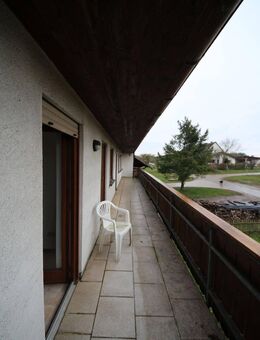 Marko Winter Immobilien -Schefflenz: Geräumige 4-Zimmer-Wohnung mit Balkon auf einem Aussiedlerhof - Schefflenz