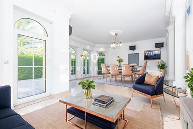 Eindrucksvolle Villa mit separater Einheit und großzügigem Garten