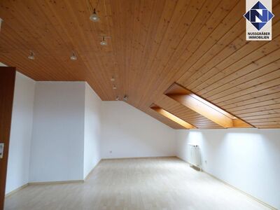 Gemütliche 2,5-Zimmer-Dachgeschosswohnung mit Balkon