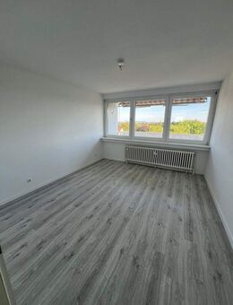 JOBCENTER! Frisch sanierte 4 Zimmer Wohnung mit Aufzug und Balkon in Mönchengladbach - Mönchengladbach