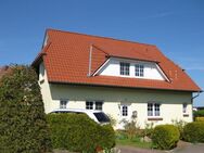 Reserviert - 3 Zi. DG Maisonette mit sonnigen Balkon, Wohnküche & EBK, 2 Bäder, Stellplatz auf Grundstück - Altefähr