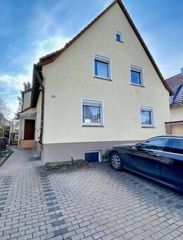 Wohnen und investieren! Charmantes Mehrfamilienhaus in begehrter Lage - Leonberg (Baden-Württemberg)