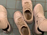 Verschiedene sneaker zu verkaufen ist - Köln