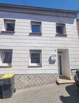 gepflegtes 1-2 Familienhaus mit Garten und kleiner Garage - Saarbrücken
