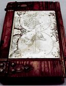 Buch-Atrappe aus Massiv-Holz (gebeizt) - mit Metallbeschlägen / Weltkarte - ca. 15 x 24 x 7,5 cm in 64521