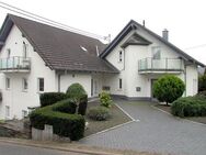 Bacharach-Henschhausen: Voll vermietetes Mehrfamilienhaus mit Terrasse, Balkone und Garagen - Bacharach