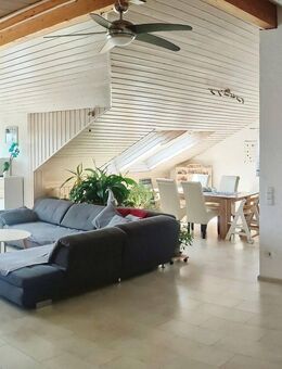 Großzügige Dachgeschoss-Wohnung mit fantastischer Aussicht - Herrenberg
