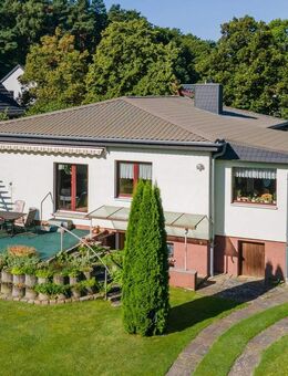 Mit Keller, Einbauküche, drei Bädern/WCs, Rollläden, Garage usw.: Waldnaher Bungalow in Woltersdorf - Woltersdorf (Brandenburg)