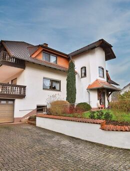 Exklusives Immobilienensemble mit zwei Häusern, großem Grundstück und Baurecht in Kefenrod - Kefenrod