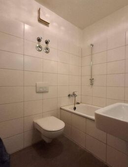 Selbstrenovierer-Wohnung mit Essküche und Wannenbad - Berlin