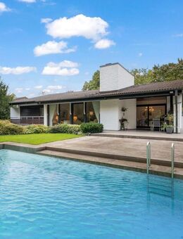 Neu-Isenburg Zeppelinheim: Freistehender Bungalow mit Pool und Einliegerwohnung - Neu Isenburg