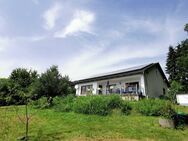 Nh. Hengersberg/"Alpenblick": Bungalow mit 1.280 m2 Grund, PV-Anlage+ruhiger Waldrandlage/Fernsicht! - Auerbach (LK Deggendorf)