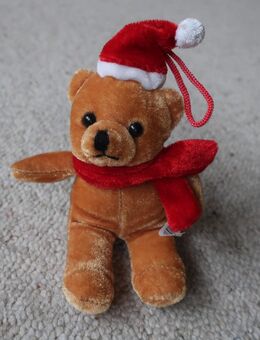 Weihnachtsteddy Teddybär Anhänger mit Mütze und Schal JMV GmbH München - Niddatal
