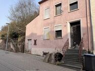 **Renovierungsbedürftiges Reihenendhaus in Trier-Ehrang - ca. 150 m² Wohnfläche auf ca. 200 m² Grundstück - Abriss- und Neubauoption** - Trier