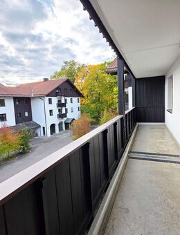 Großzügige 3-Zimmerwohnung mit 2 Bädern und terassenähnlichem Balkon.... - Oberhaching