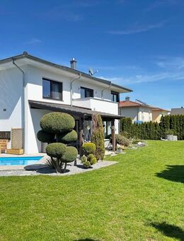 Exclusives Wohnhaus/Energie A+ Bj. 2009 m. Pool, Wärmepumpe u. ca. 1.060 m2 parkähnlichem Grundstück - Roßbach (Bayern)
