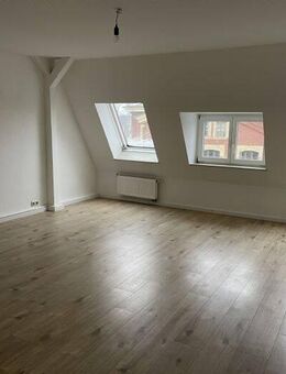 WG geeignete - riesige 2 Raum Wohnung im DG mit großer Küche und Vollbad in Innenstadtlage - Brandenburg (Havel)