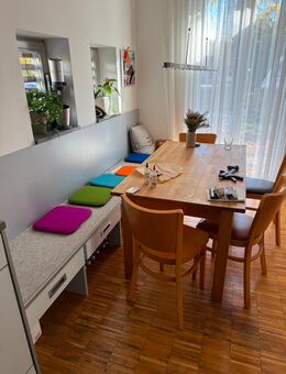 Küche mit Steinplatte, breitem Cerankochfeld, Sitzbank und Tisch, Gefriehr- Kühl- Schrank für Ausbauer abzugeben - München Untergiesing-Harlaching