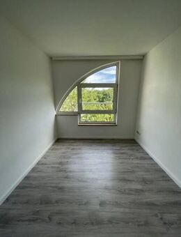 Frisch renovierte 2-Raum-DG-Wohnung mit Einbauküche + schöner Aussicht – Ihr neues Zuhause im 2. OG! - Annaberg-Buchholz