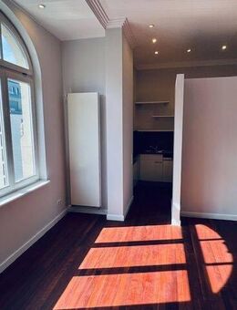 Zwei Zimmer Altbauwohnung mit Balkon - Frankfurt (Main)