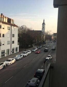 Charmante 2-Zimmer-City-Wohnung, vollmöbliert mit Balkon zum sofortigen Selbstbezug - München