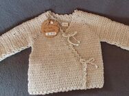 Gehäkelte Babywickeljacke in beige natur - Helmstedt