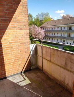 Charmantes Zuhause über den Dächern von Heide - helle & gemütliche 1,5-Zimmer-Wohnung mit Balkon ab 01.12.2025! - Heide