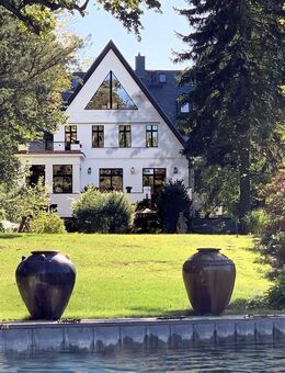 Landhaus-Villa mit Bootshaus in einzigartiger Wasserlage am Wannsee - Berlin