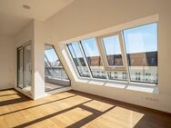 Sonnendurchflutete Dachgeschosswohnung mit Terrasse in stilvollem Altbau - Berlin