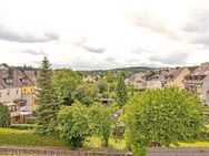 Gepflegte Dachgeschosswohnung mit Einbauküche, Balkon und Tiefgaragenstellplatz - Mayen