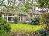 Junger Walmdachbungalow mit Garage auf einem Hintergrundstück - Oldenburg