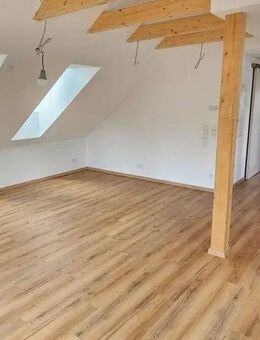 Renovierte, attraktive 2-Zimmer-Wohnung im Dachgeschoss mit Gartenanteil in guter Wohnlage Ambergs - Amberg