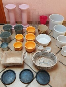 Übertöpfe Vasen Blumensäulen Körbe Blumentöpfe etc. 26 Teile - Kerken