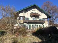 Garmisch: Großzügiges, älteres Landhaus auf großem Grundstück in sonniger Wohnlage - Garmisch-Partenkirchen