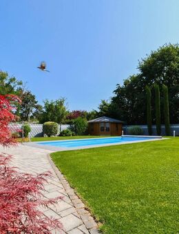 Wohnen wie im Urlaub - Großzügiger Bungalow mit Einliegerwohnung, Pool und Traumgarten in Kehl! - Kehl