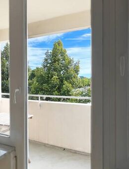 Bezugsfreies Apartment mit Balkon - direkt an der U-Bahn - gross hell renoviert - München